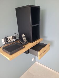 PETIT MEUBLE SUSPENDU SUR MESURE